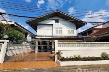 6 Bedroom House for rent in Sam Sen Nok, Bangkok near MRT Sutthisan