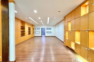 Office for rent in Phra Khanong Nuea, Bangkok near BTS Ekkamai