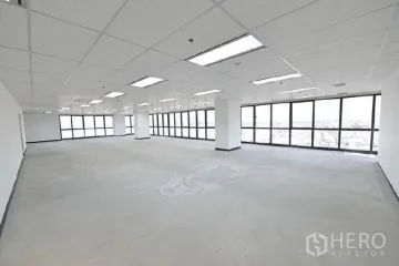 Office for rent in Huai Khwang, Bangkok near MRT Sutthisan