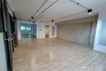 Office for rent in Phaya Thai, Bangkok near BTS Ari