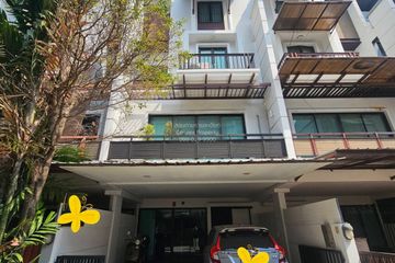 3 Bedroom Townhouse for sale in Sam Sen Nok, Bangkok