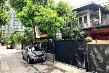 3 Bedroom Townhouse for rent in Khlong Tan Nuea, Bangkok