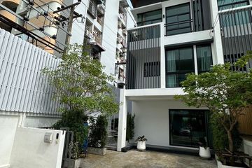 3 Bedroom Townhouse for sale in Cozy Chokchai 4 Soi 30, Lat Phrao, Bangkok