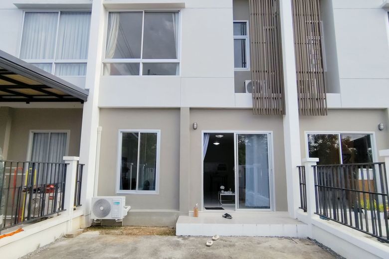 3 Bedroom Townhouse For Rent