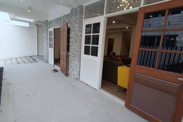 3 Bedroom Townhouse for rent in Khlong Tan Nuea, Bangkok