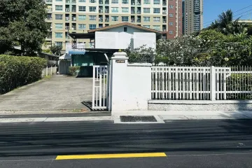 3 Bedroom Commercial for rent in Chan Kasem, Bangkok near MRT Chankasem