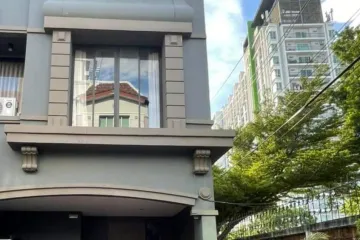 3 Bedroom Townhouse for sale in Baan Klang Muang British Town Srinakarin, Bang Kaeo, Samut Prakan near MRT Si La Salle