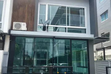 4 Bedroom House for sale in Huai Khwang, Bangkok