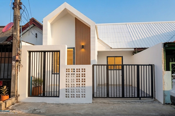 2 Bedroom Townhouse for sale in Nong Pa Khrang, Chiang Mai