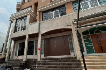 6 Bedroom Townhouse for rent in Khlong Tan Nuea, Bangkok