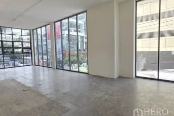 Commercial for rent in Khlong Toei Nuea, Bangkok near MRT Phetchaburi
