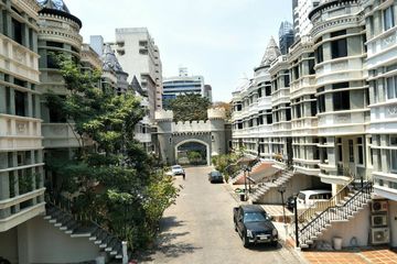 3 Bedroom Townhouse for sale in Moo Baan Chicha Castle, Khlong Toei Nuea, Bangkok near MRT Phetchaburi