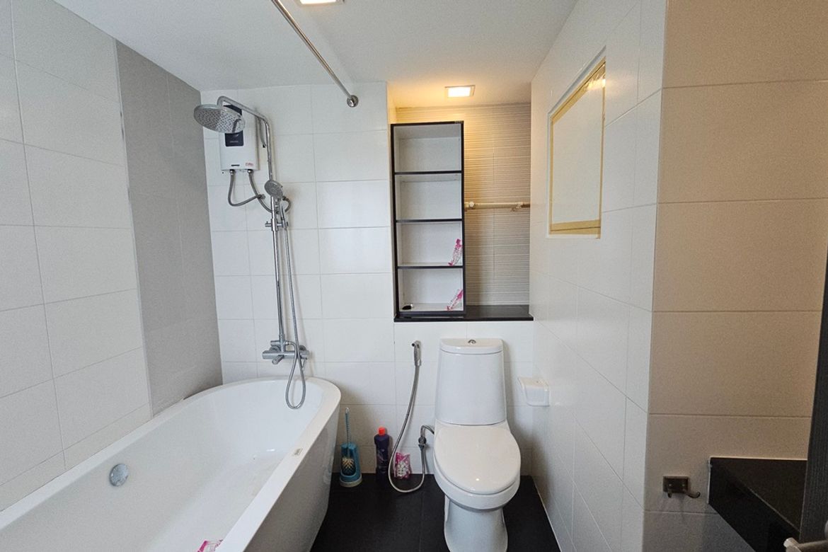 Sathon, Bangkok - Photo 2