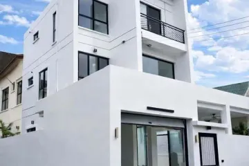 5 Bedroom House for Sale or Rent in Khlong Toei Nuea, Bangkok near MRT Sukhumvit