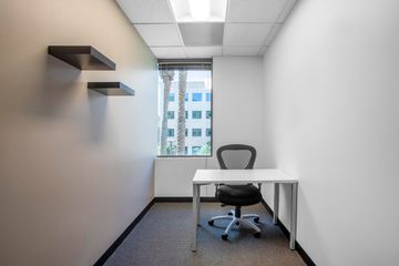 Office for rent in Huai Khwang, Bangkok near MRT Sutthisan