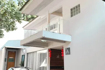 7 Bedroom House for rent in Khlong Tan Nuea, Bangkok