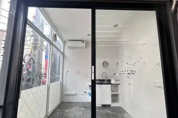 Commercial for rent in Khlong Tan Nuea, Bangkok near BTS Phrom Phong