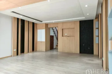 2 Bedroom Office for rent in Khlong Tan Nuea, Bangkok