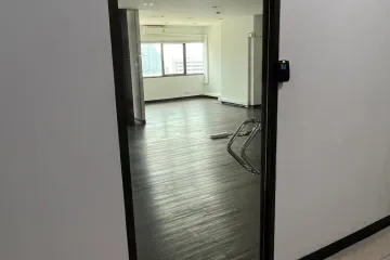 Office for rent in Sorachai Building Sukhumvit, Khlong Tan Nuea, Bangkok near BTS Ekkamai