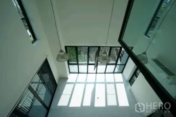 2 Bedroom Office for rent in Chan Kasem, Bangkok near MRT Chankasem