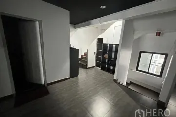 Commercial for rent in Khlong Tan Nuea, Bangkok