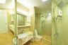 1 Bedroom Condo for sale in Huai Khwang, Bangkok