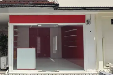 Commercial for rent in Khlong Tan Nuea, Bangkok
