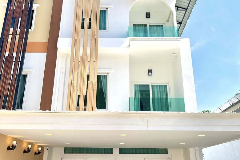3 Bedroom Townhouse For Rent