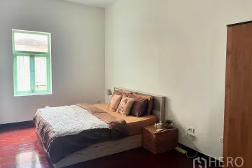 3 Bedroom Commercial for rent in Si Phraya, Bangkok near BTS Surasak