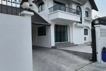 3 Bedroom House for Sale or Rent in Sam Sen Nok, Bangkok