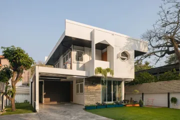 3 Bedroom Commercial for rent in Khlong Tan Nuea, Bangkok