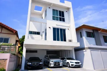 5 Bedroom Townhouse for rent in Huai Khwang, Bangkok