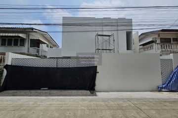 4 Bedroom House for sale in Chan Kasem, Bangkok