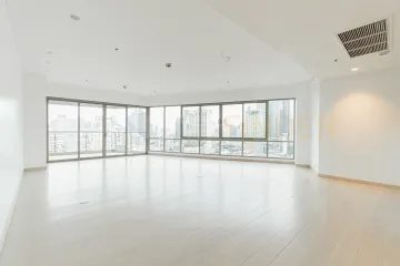 3 Bedroom Condo for rent in Khlong Toei, Bangkok near BTS Asoke