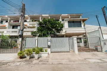 3 Bedroom Townhouse for sale in Bang Chak, Bangkok near BTS Punnawithi