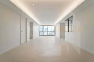 3 Bedroom Condo for sale in Khlong Toei Nuea, Bangkok near MRT Sukhumvit
