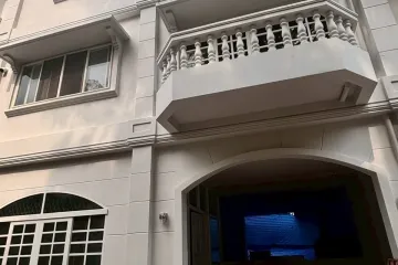3 Bedroom Townhouse for rent in Prompak Gardens, Khlong Tan Nuea, Bangkok near BTS Phrom Phong