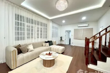 5 Bedroom House for rent in Sam Sen Nok, Bangkok near MRT Phawana