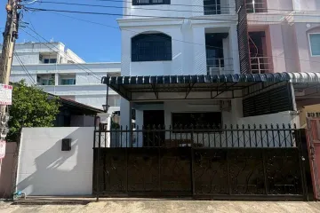 4 Bedroom House for rent in Sam Sen Nok, Bangkok near MRT Phawana