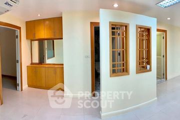 1 Bedroom Condo for sale in Silom, Bangkok near BTS Saphan Taksin