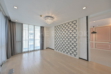 1 Bedroom Condo for sale in Noble Ambience Ruamrudee, Lumpini, Bangkok near BTS Ploen Chit