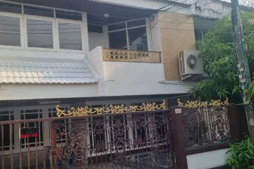 4 Bedroom Townhouse for rent in Khlong Tan Nuea, Bangkok