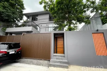 5 Bedroom House for sale in Khlong Tan Nuea, Bangkok