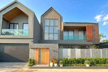 4 Bedroom House for sale in Na Kluea, Chonburi
