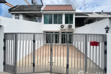 3 Bedroom House for rent in Huai Khwang, Bangkok