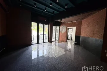 Commercial for rent in Khlong Tan Nuea, Bangkok