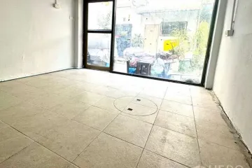 Commercial for rent in Khlong Tan Nuea, Bangkok