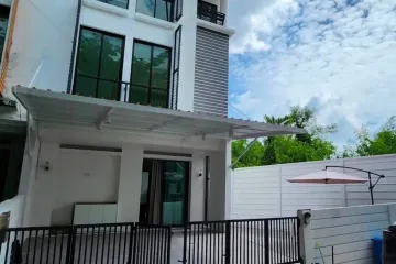 3 Bedroom Townhouse for rent in Areeya Mandarina Sukhumvit 77, Suan Luang, Bangkok near MRT Si Nut