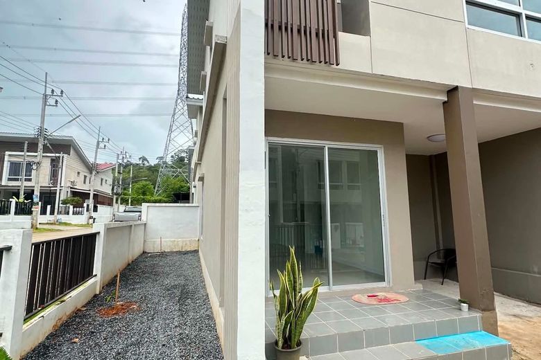 3 Bedroom Townhouse For Rent