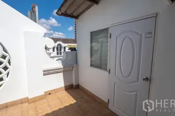 5 Bedroom Townhouse for rent in Khlong Tan Nuea, Bangkok